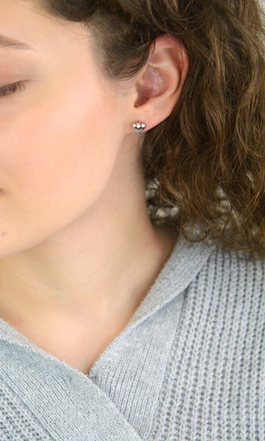 Urocze kolczyki srebrne próby 925 w kształcie gładkich, wypukłych serduszek. Model DIA-KLC-13954-925 z zapięciem na sztyft. Wielkość 7 mm, waga 1,10 g. Delikatne, kobiece i ponadczasowe 1.jpg