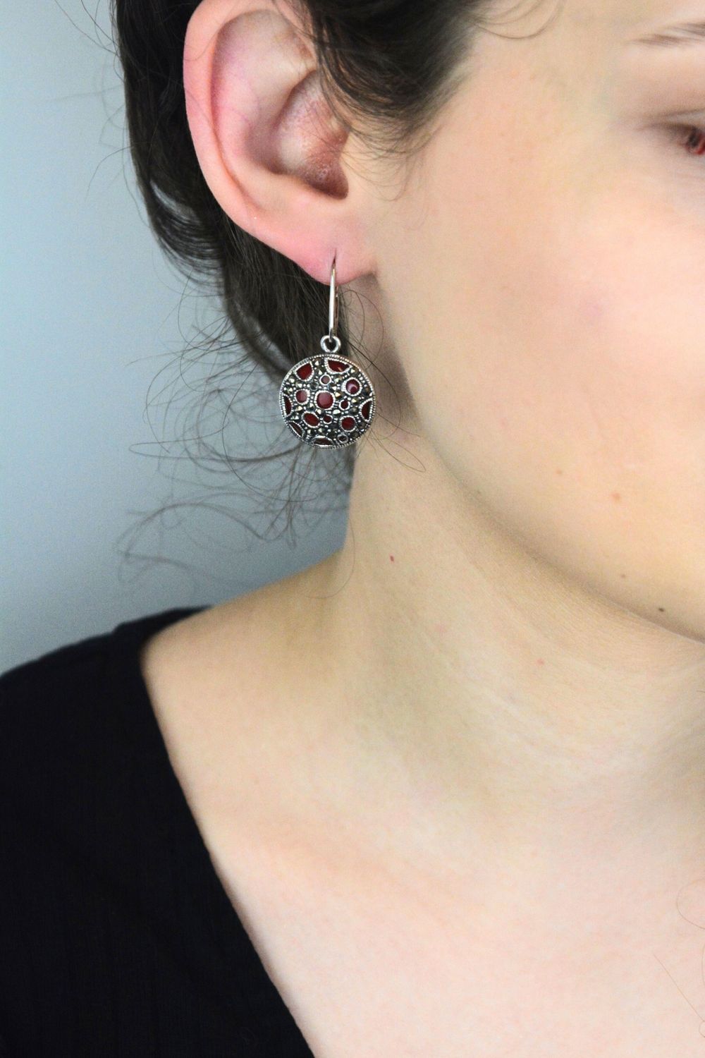 Eleganckie kolczyki srebrne 925, wiszące, zdobione markazytami i czerwonym kamieniem syntetycznym. Długość 4 cm, szerokość 2 cm, wygodne zapięcie.1.jpg