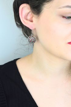 Kolczyki srebrne 925 wiszące z markazytami i czerwonym kamieniem (1).jpg