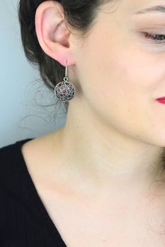 Kolczyki srebrne 925 wiszące z markazytami i czerwonym kamieniem (2).jpg