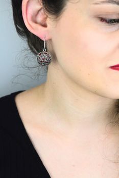 Kolczyki srebrne 925 wiszące z markazytami i czerwonym kamieniem (3).jpg