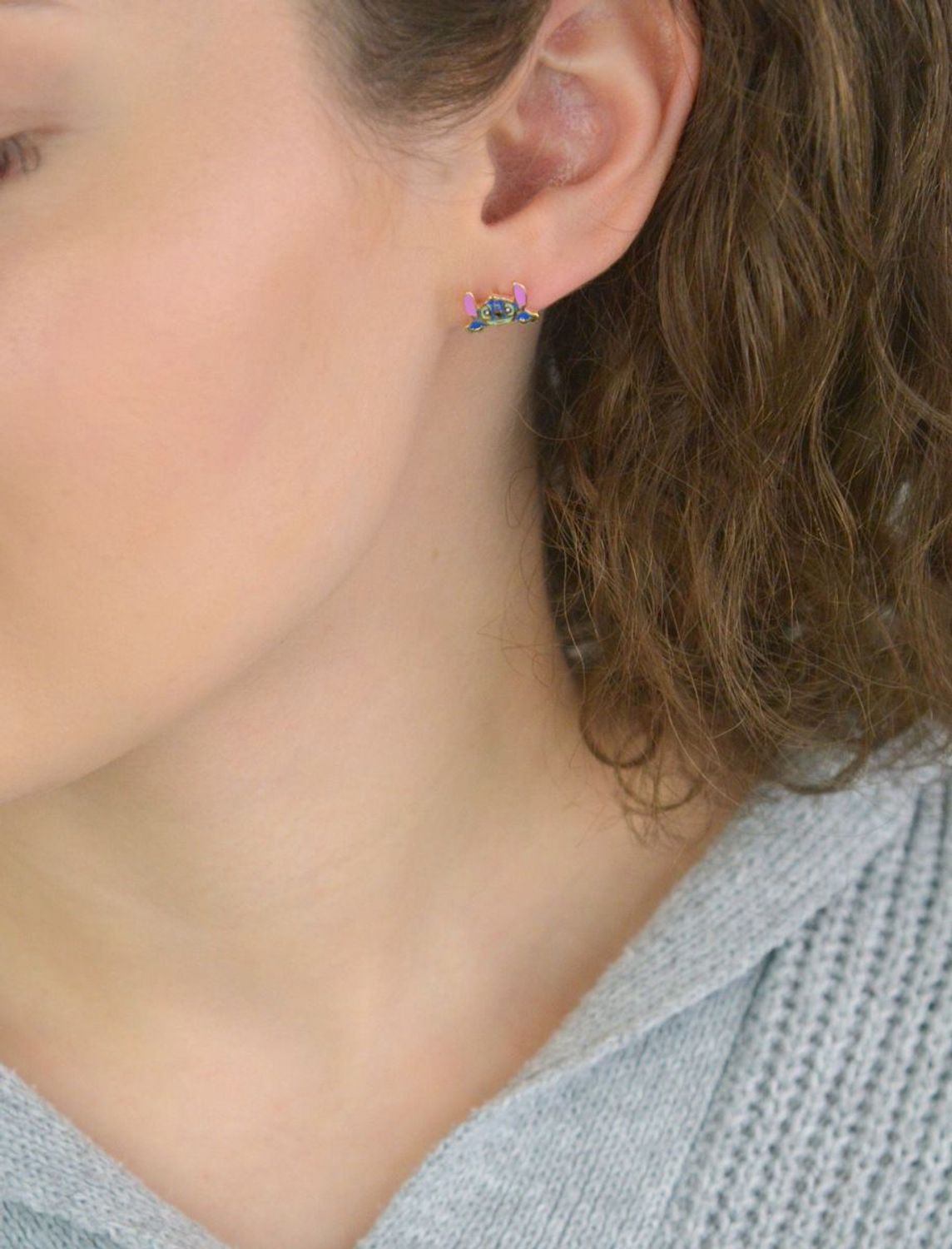 Kolczyki dziecięce Stitch wykonane ze srebra próby 925, pozłacane i zdobione kolorową emalią. Model DIA-KLC-13968-925 z zapięciem na sztyft. Waga 1,30 g, wielkość 1,2 cm x 8 mm. Uroczy prezent 1.jpg