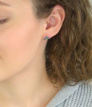 Kolczyki dziecięce Stitch wykonane ze srebra próby 925, pozłacane i zdobione kolorową emalią. Model DIA-KLC-13968-925 z zapięciem na sztyft. Waga 1,30 g, wielkość 1,2 cm x 8 mm. Uroczy prezent dla dziewczynki – delikatne i b (4).JPG