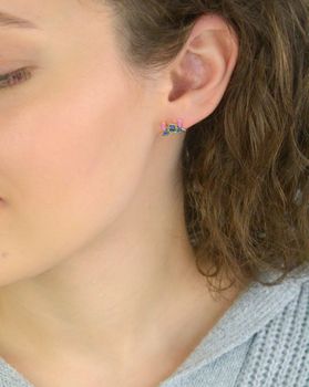 Kolczyki dziecięce Stitch wykonane ze srebra próby 925, pozłacane i zdobione kolorową emalią. Model DIA-KLC-13968-925 z zapięciem na sztyft. Waga 1,30 g, wielkość 1,2 cm x 8 mm. Uroczy prezent dla dziewczynki – delikatne i baj (1).JPG