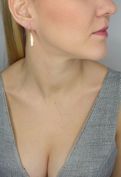 Złote kolczyki 333 wiszące piórka DIA-KLC-1398-333 Kolczyki złote w Sklepie z Biżuterią zegarki-diament (3).JPG