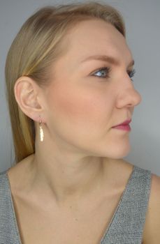 Złote kolczyki 333 wiszące piórka DIA-KLC-1398-333 Kolczyki złote w Sklepie z Biżuterią zegarki-diament (4).JPG