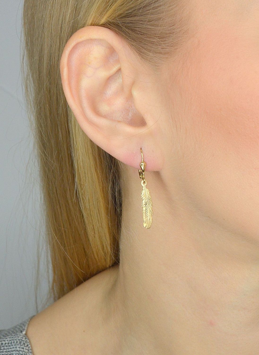 Złote kolczyki 333 wiszące piórka DIA-KLC-1398-333.jpg