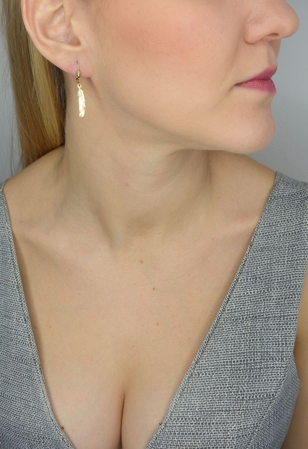 Złote kolczyki 333 wiszące piórka DIA-KLC-1398-333.jpg