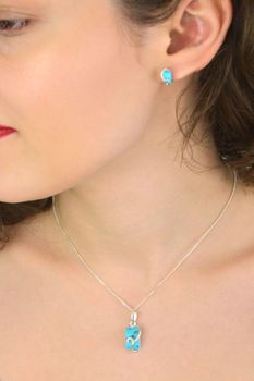 Prostokątne kolczyki damskie srebrne 925 DIA-KLC-13990-925 zdobione turkusem. Wymiary 5 × 7 mm, waga 1,30 g. Subtelne, eleganckie i efektowne (1).jpg