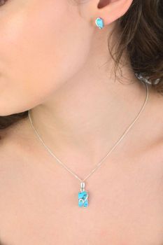 Prostokątne kolczyki damskie srebrne 925 DIA-KLC-13990-925 zdobione turkusem. Wymiary 5 × 7 mm, waga 1,30 g. Subtelne, eleganckie i efektowne (4).jpg