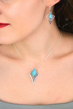 Wiszące kolczyki srebrne 925 DIA-KLC-13991-925 z geometrycznym wzorem i turkusem. Zapięcie bigiel angielski, wymiary 4,0 × 1,6 cm, waga 4,50 g (1).jpg