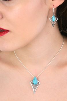 Wiszące kolczyki srebrne 925 DIA-KLC-13991-925 z geometrycznym wzorem i turkusem. Zapięcie bigiel angielski, wymiary 4,0 × 1,6 cm, waga 4,50 g (3).jpg