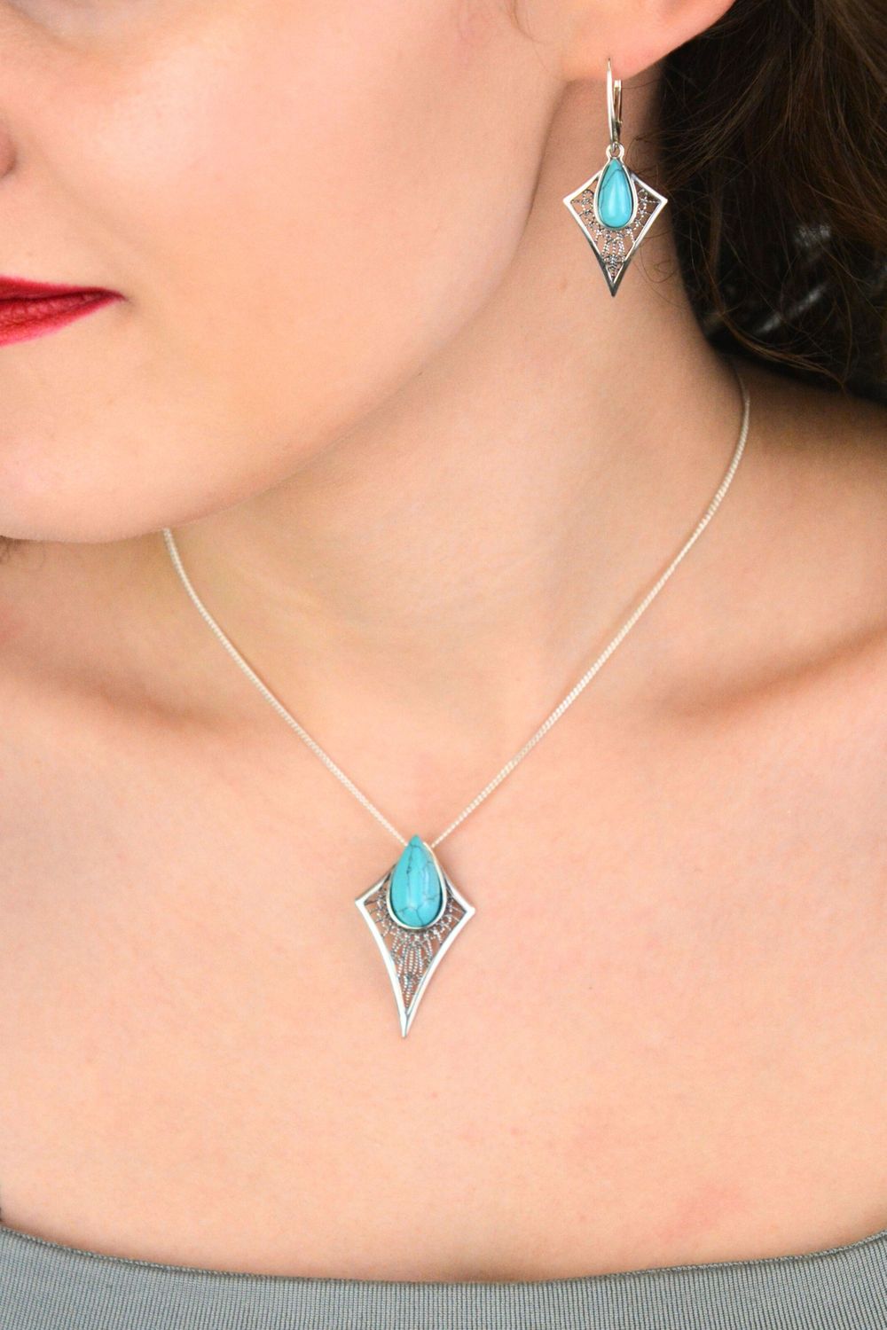 Wiszące kolczyki srebrne 925 DIA-KLC-13991-925 z geometrycznym wzorem i turkusem. Zapięcie bigiel angielski, wymiary 4,0 × 1,6 cm, waga 4,50 g.1.jpg