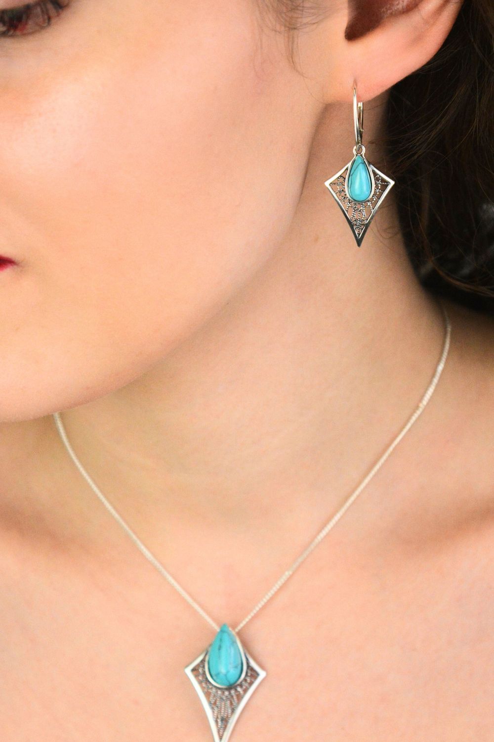 Wiszące kolczyki srebrne 925 DIA-KLC-13991-925 z geometrycznym wzorem i turkusem. Zapięcie bigiel angielski, wymiary 4,0 × 1,6 cm, waga 4,50 g.1.jpg