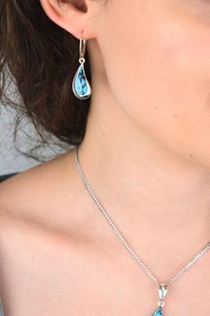 Wiszące kolczyki srebrne 925 DIA-KLC-13992-925 zdobione turkusem. Wymiary 4,0 × 1,2 cm, waga 4,70 g. Eleganckie, subtelne i efektowne (2).jpg