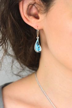 Wiszące kolczyki srebrne 925 DIA-KLC-13992-925 zdobione turkusem. Wymiary 4,0 × 1,2 cm, waga 4,70 g. Eleganckie, subtelne i efektowne (4).jpg