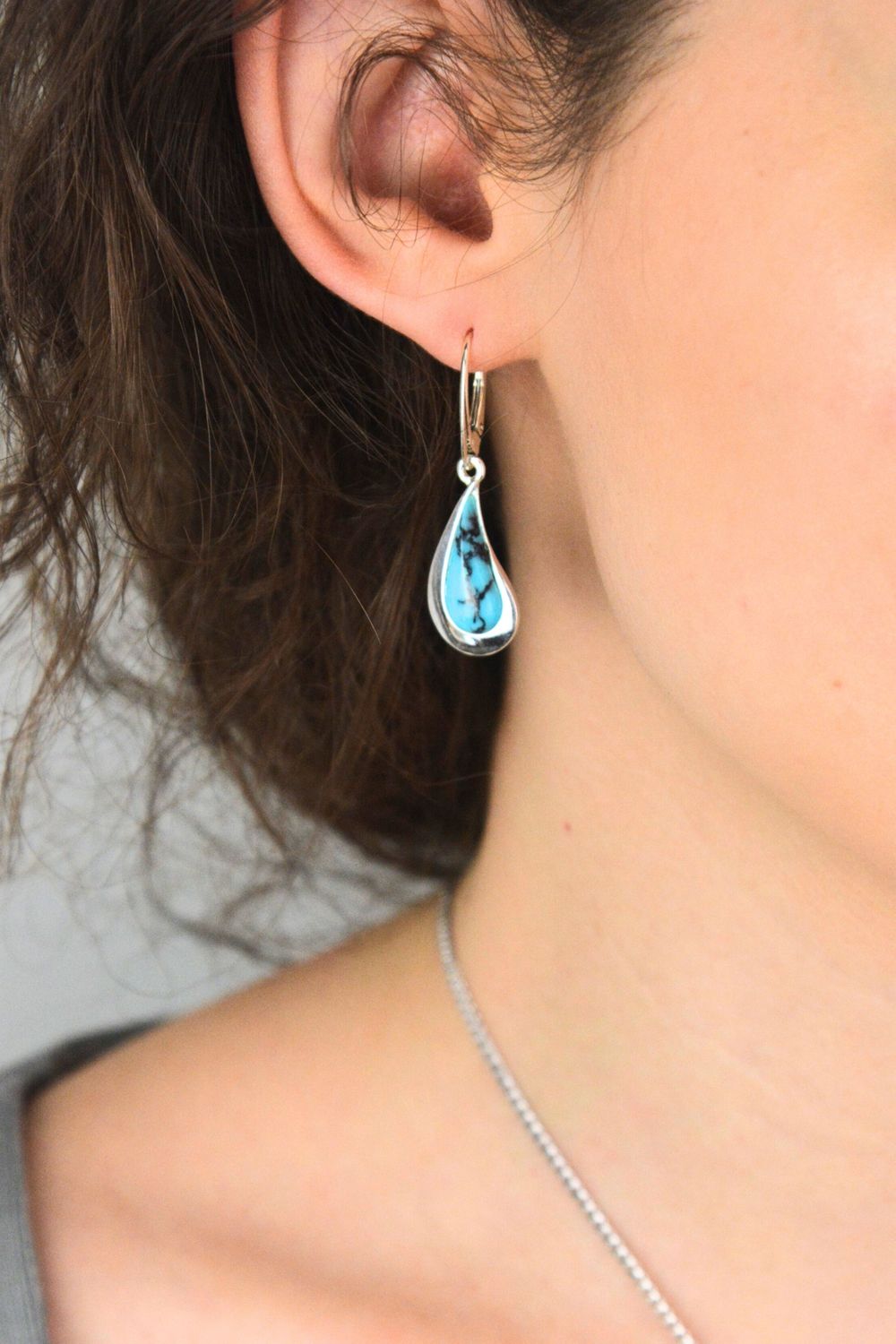 Wiszące kolczyki srebrne 925 DIA-KLC-13992-925 zdobione turkusem. Wymiary 4,0 × 1,2 cm, waga 4,70 g. Eleganckie, subtelne i efektowne.1.jpg