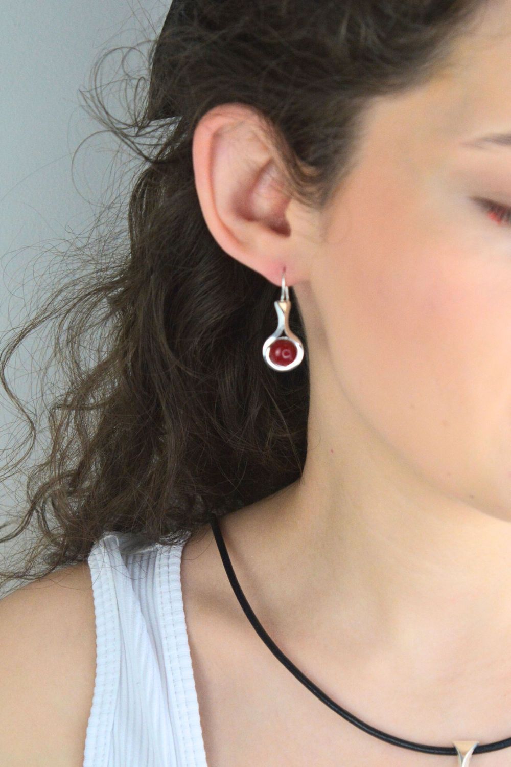 Wiszące kolczyki srebrne 925 DIA-KLC-13993-925 zdobione okrągłym koralem. Wymiary 3,5 × 1,5 cm, waga 4,20 g. Eleganckie, subtelne i efektowne.1.jpg