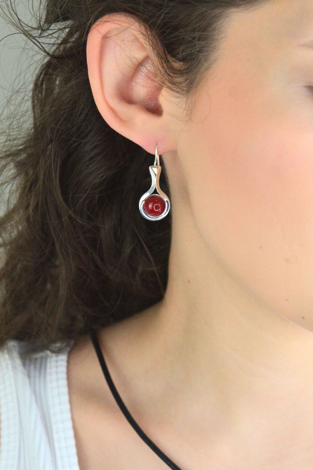 Wiszące kolczyki srebrne 925 DIA-KLC-13993-925 zdobione okrągłym koralem. Wymiary 3,5 × 1,5 cm, waga 4,20 g. Eleganckie, subtelne i efektowne.1.jpg