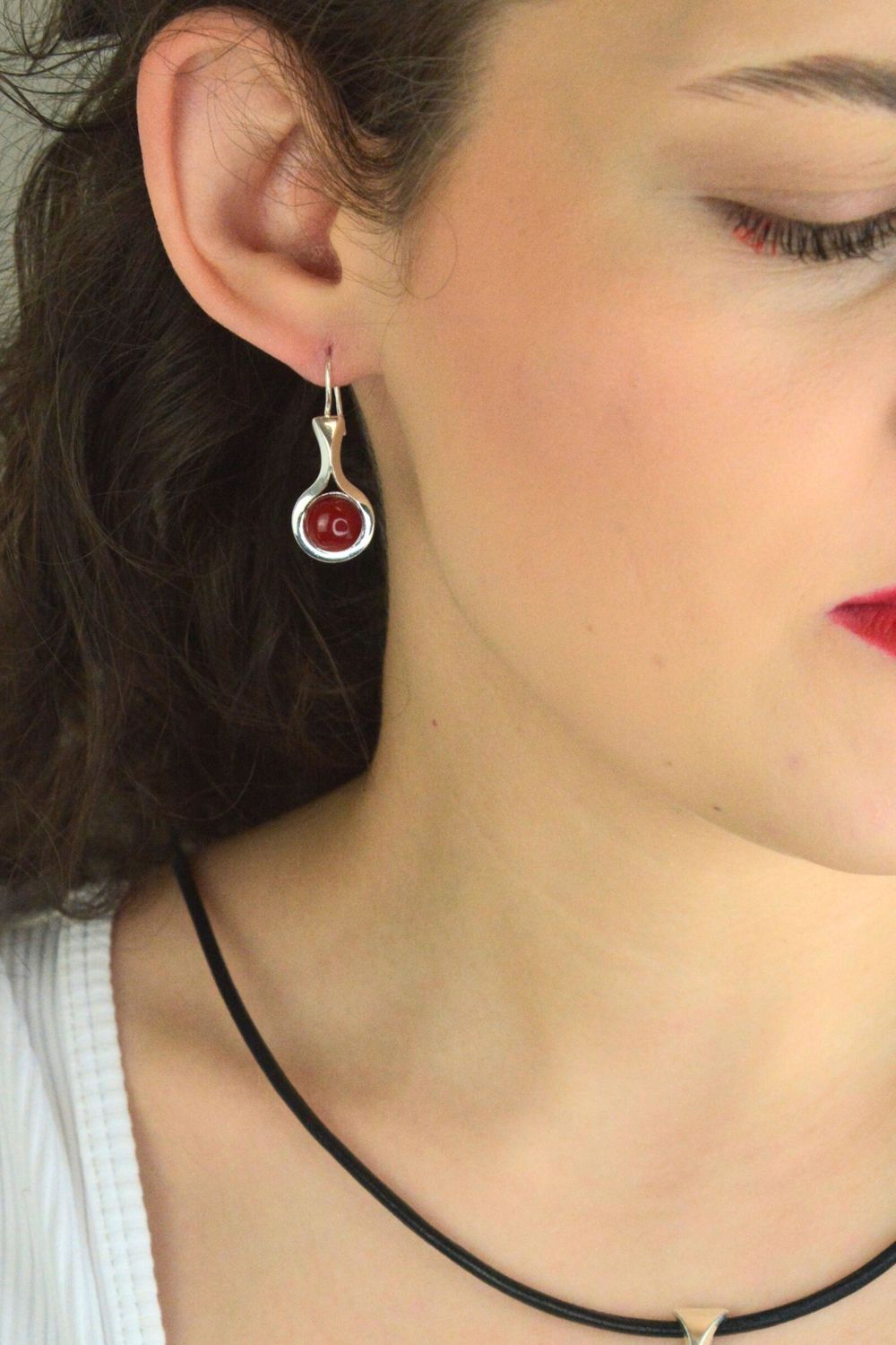 Wiszące kolczyki srebrne 925 DIA-KLC-13993-925 zdobione okrągłym koralem. Wymiary 3,5 × 1,5 cm, waga 4,20 g. Eleganckie, subtelne i efektowne.1.jpg