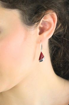 Srebrne kolczyki damskie 925 z koralem – wiszące łezki DIA-KLC-13994-925 (2).jpg