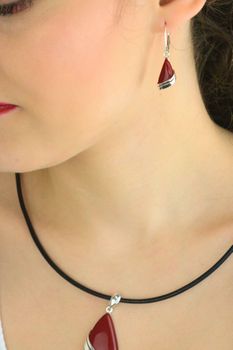 Srebrne kolczyki damskie 925 z koralem – wiszące łezki DIA-KLC-13994-925 (3).jpg