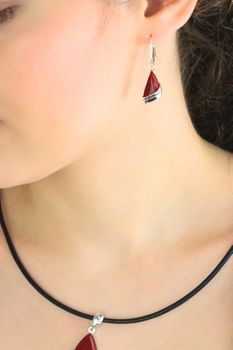 Srebrne kolczyki damskie 925 z koralem – wiszące łezki DIA-KLC-13994-925 (4).jpg