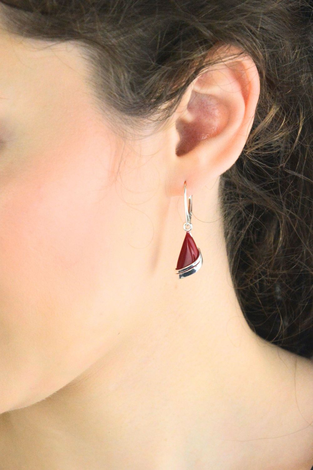 Wiszące kolczyki srebrne 925 DIA-KLC-13994-925 zdobione koralem. Wymiary 4,0 × 1,2 cm, waga 5,10 g. Eleganckie, subtelne i efektowne.1.jpg