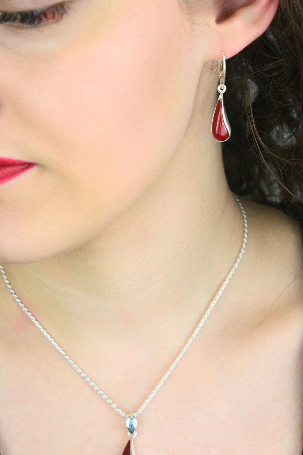 Eleganckie kolczyki srebrne próby 925 w kształcie łezek zdobione naturalnym koralem. Model DIA-KLC-13995-925 z biglem angielskim, długość 4 cm, szerokość 7 mm, waga 3,80 g. Idealny prezent i 1.jpg