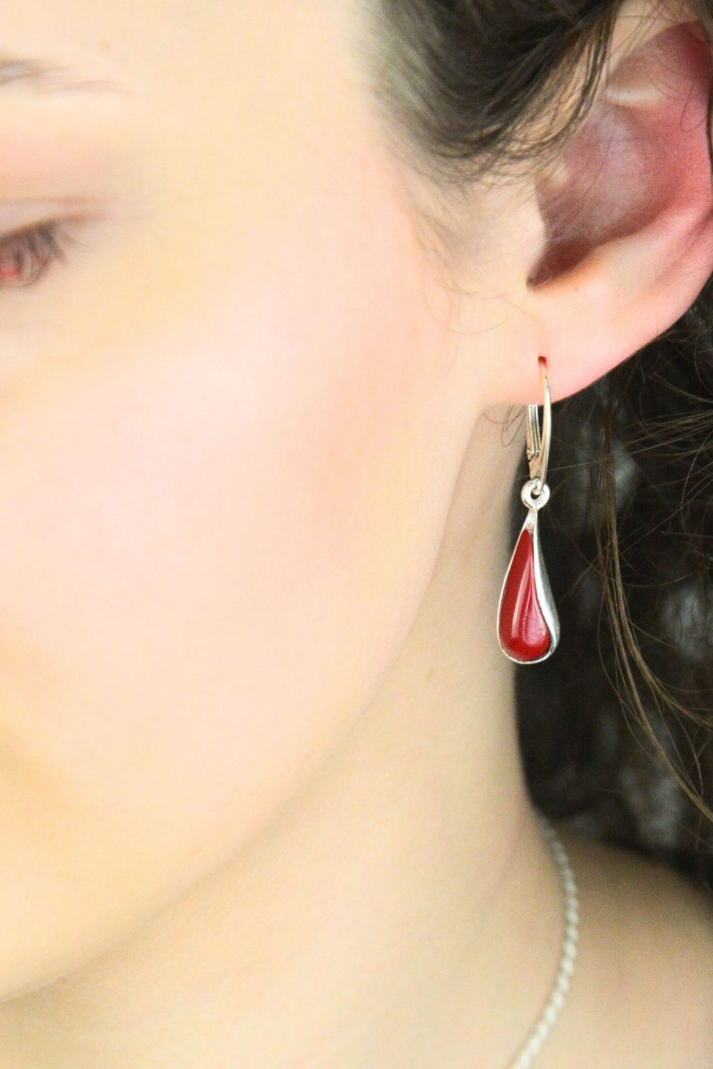 Eleganckie kolczyki srebrne próby 925 w kształcie łezek zdobione naturalnym koralem. Model DIA-KLC-13995-925 z biglem angielskim, długość 4 cm, szerokość 7 mm, waga 3,80 g. Idealny prezent i 1.jpg