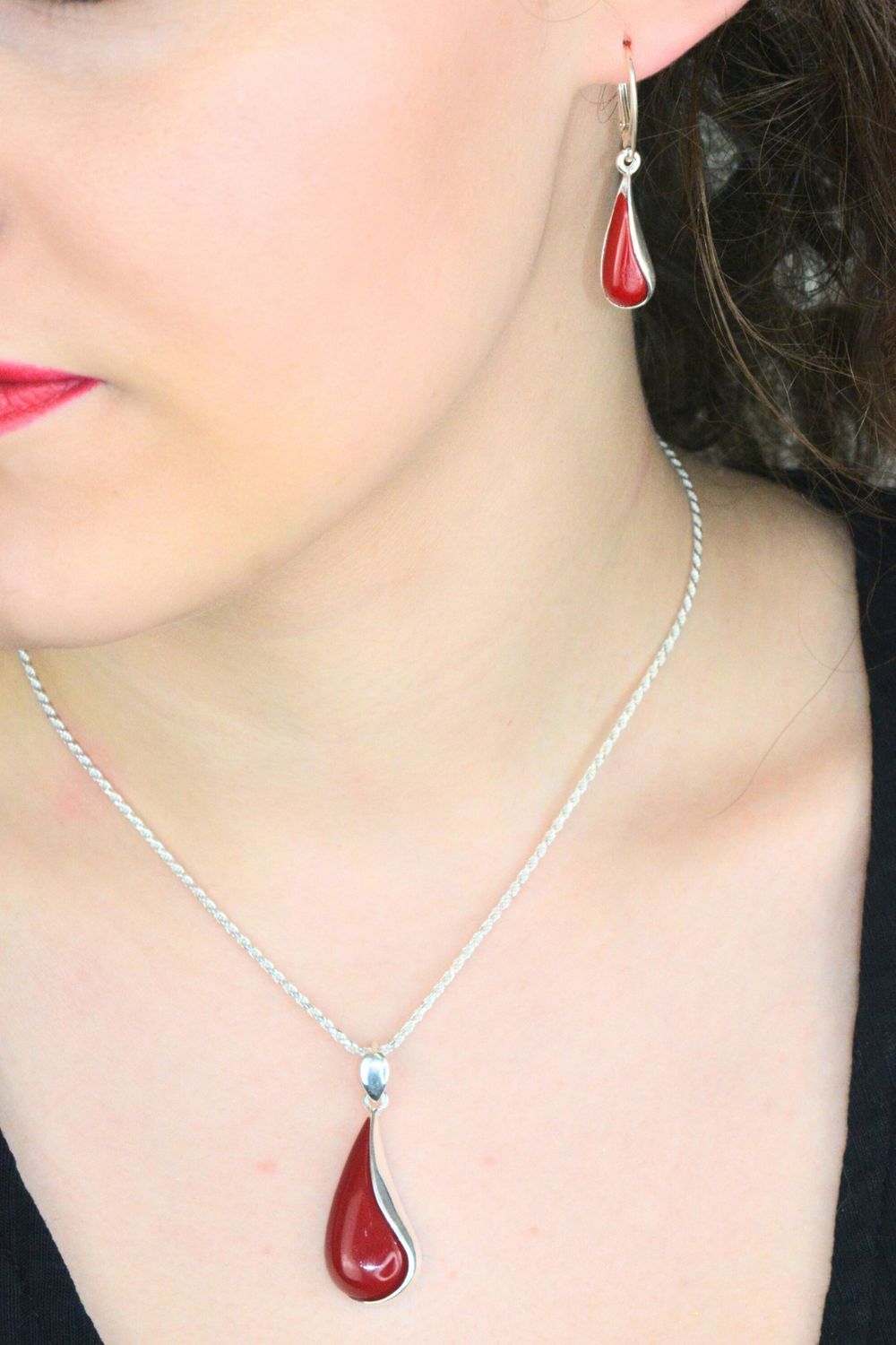 Eleganckie kolczyki srebrne próby 925 w kształcie łezek zdobione naturalnym koralem. Model DIA-KLC-13995-925 z biglem angielskim, długość 4 cm, szerokość 7 mm, waga 3,80 g. Idealny prezent i 1.jpg