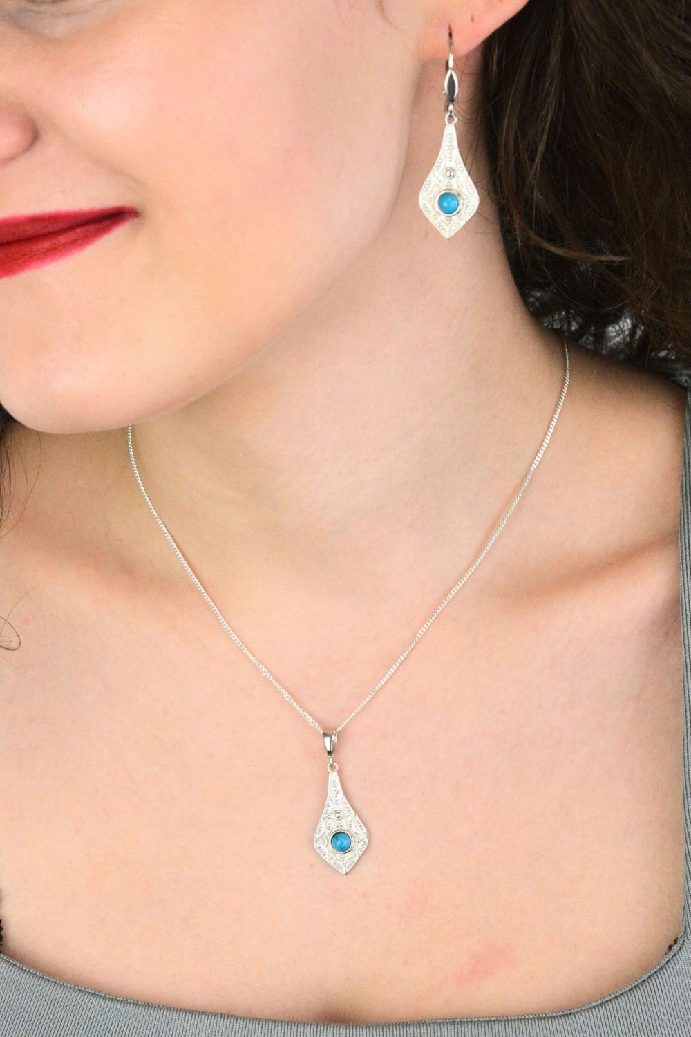 Eleganckie kolczyki srebrne próby 925 o geometrycznym kształcie, zdobione małym, okrągłym turkusem. Model DIA-KLC-13996-925, długość 4,6 cm, szerokość 1,5 cm, waga 5,40 g. Idealny dodatek do1.jpg