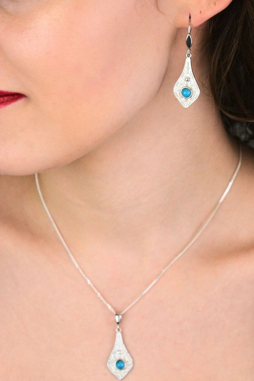 Eleganckie kolczyki srebrne próby 925 o geometrycznym kształcie, zdobione małym, okrągłym turkusem. Model DIA-KLC-13996-925, długość 4,6 cm, szerokość 1,5 cm, waga 5,40 g. Idealny dodatek do1.jpg