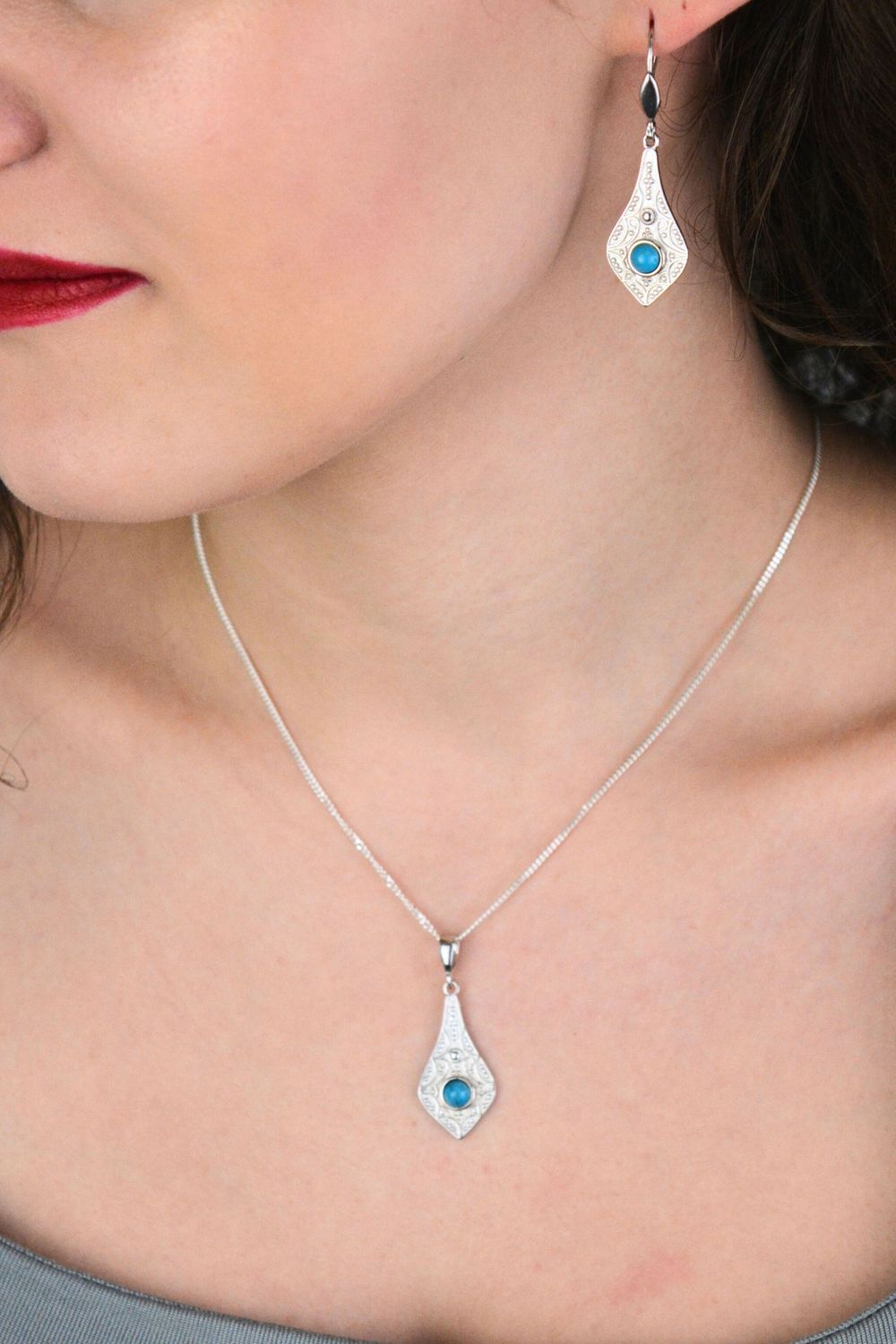 Eleganckie kolczyki srebrne próby 925 o geometrycznym kształcie, zdobione małym, okrągłym turkusem. Model DIA-KLC-13996-925, długość 4,6 cm, szerokość 1,5 cm, waga 5,40 g. Idealny dodatek do1.jpg