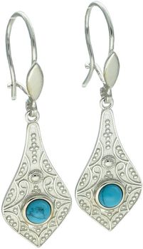 Eleganckie kolczyki srebrne próby 925 o geometrycznym kształcie, zdobione małym, okrągłym turkusem. Model DIA-KLC-13996-925, długość 4,6 cm, szerokość 1,5 cm, waga 5,40 g. Idealny dodatek do1.jpg