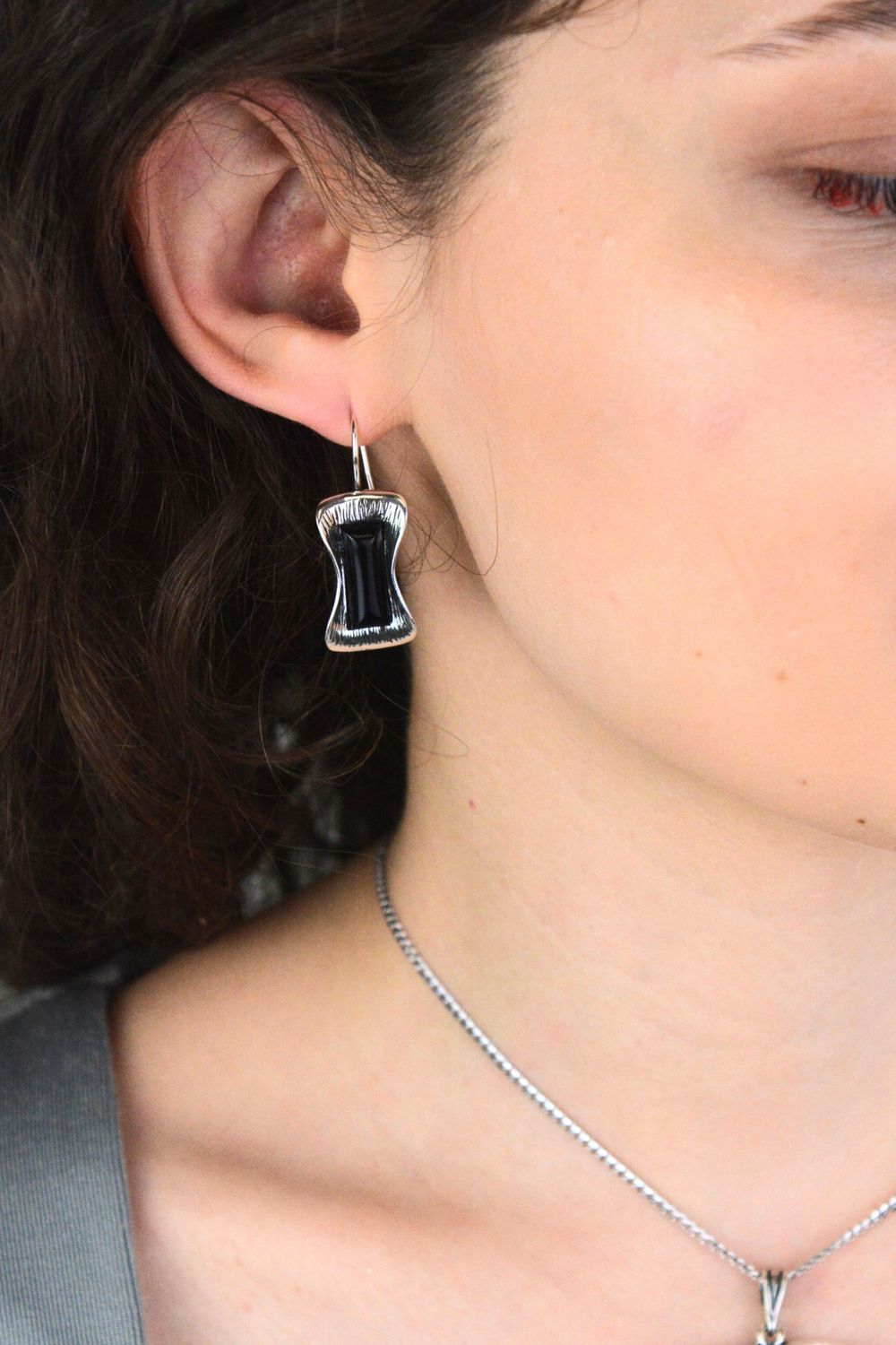 Eleganckie kolczyki srebrne próby 925 w kształcie prostokątów, zdobione naturalnymi onyksami. Model DIA-KLC-13997-925, długość 3,7 cm, szerokość 1,3 cm, waga 5,20 g. Idealny dodatek 1.jpg