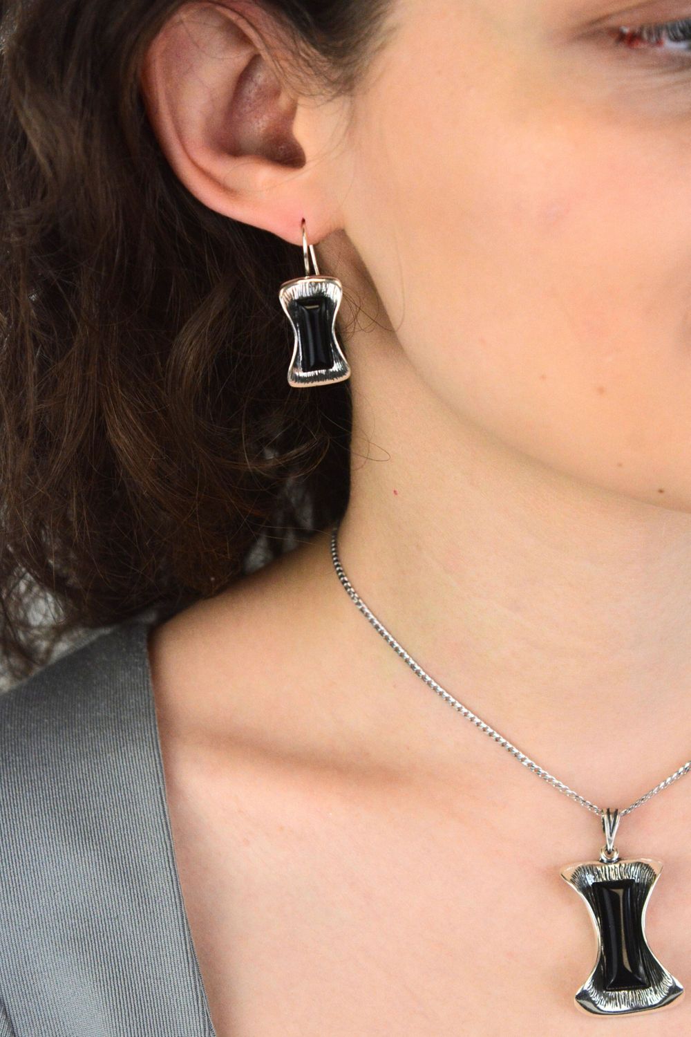 Eleganckie kolczyki srebrne próby 925 w kształcie prostokątów, zdobione naturalnymi onyksami. Model DIA-KLC-13997-925, długość 3,7 cm, szerokość 1,3 cm, waga 5,20 g. Idealny dodatek 1.jpg