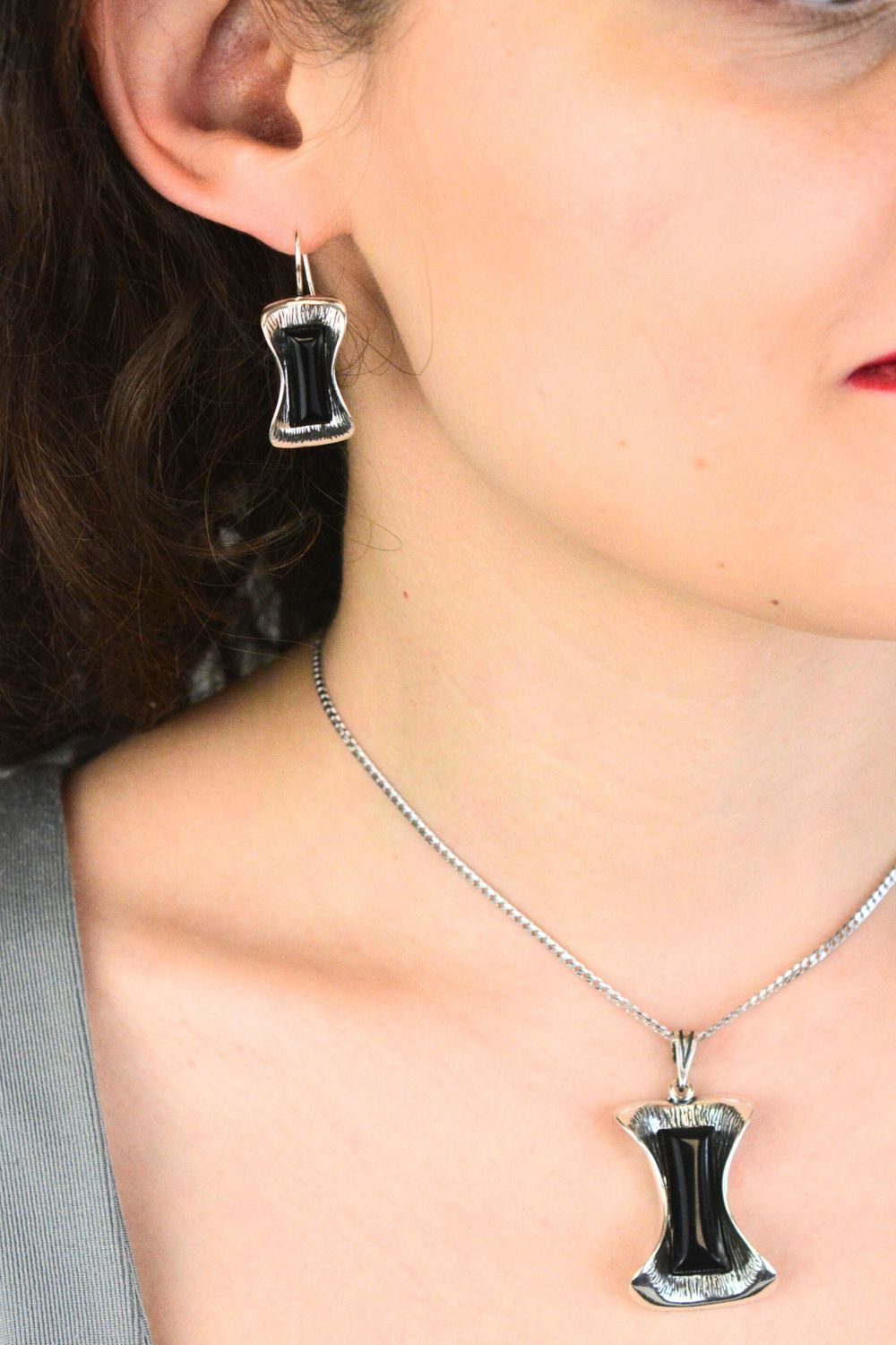 Eleganckie kolczyki srebrne próby 925 w kształcie prostokątów, zdobione naturalnymi onyksami. Model DIA-KLC-13997-925, długość 3,7 cm, szerokość 1,3 cm, waga 5,20 g. Idealny dodatek 1.jpg