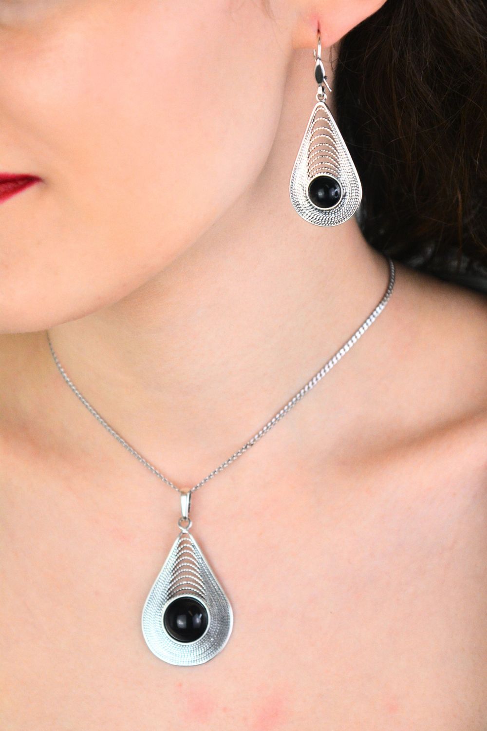 Długie kolczyki srebrne 925 DIA-KLC-13998-925 zdobione okrągłym onyksem. Wymiary 5,5 × 2,2 cm, waga 8,60 g. Eleganckie i efektowne.1.jpg