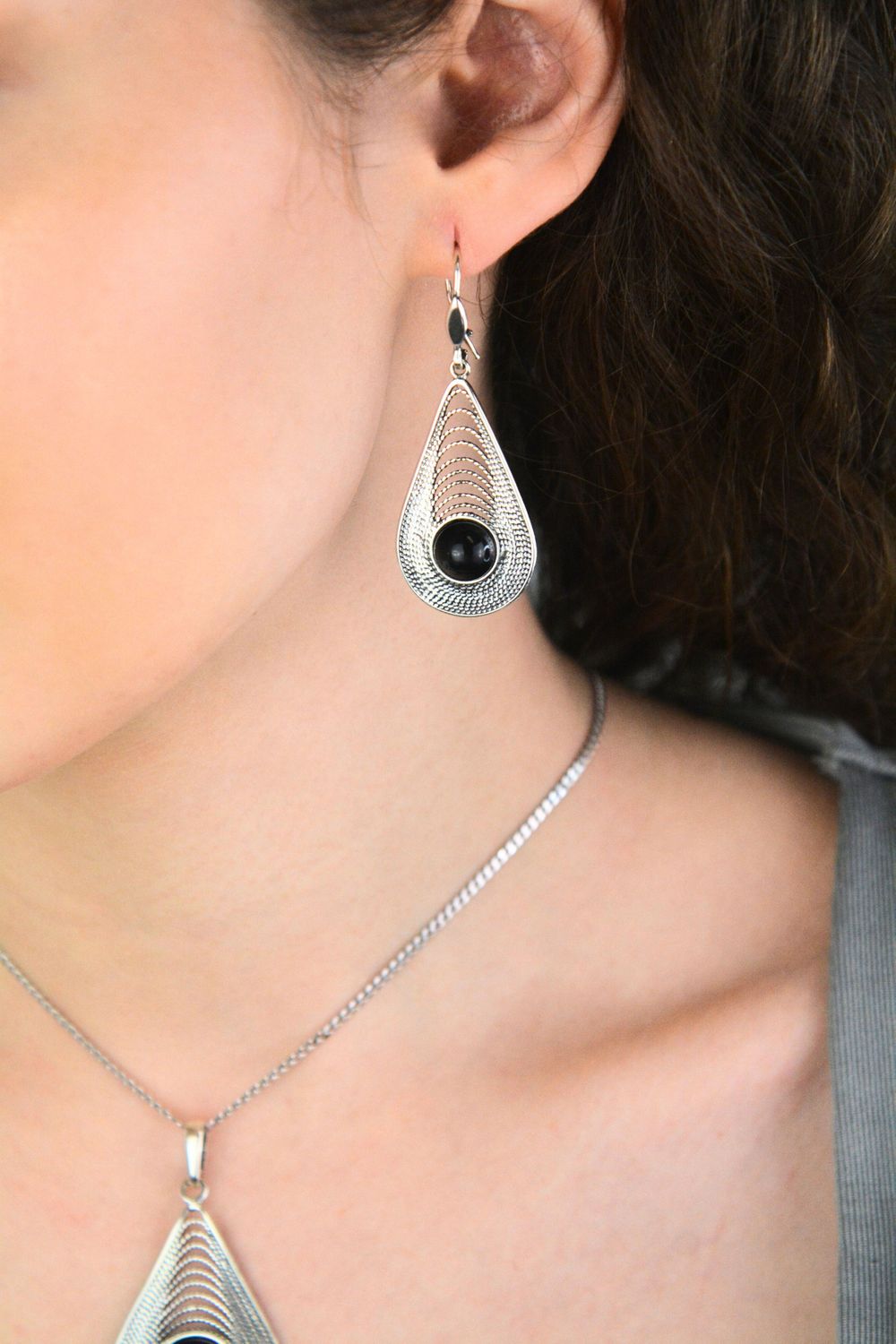 Długie kolczyki srebrne 925 DIA-KLC-13998-925 zdobione okrągłym onyksem. Wymiary 5,5 × 2,2 cm, waga 8,60 g. Eleganckie i efektowne.1.jpg