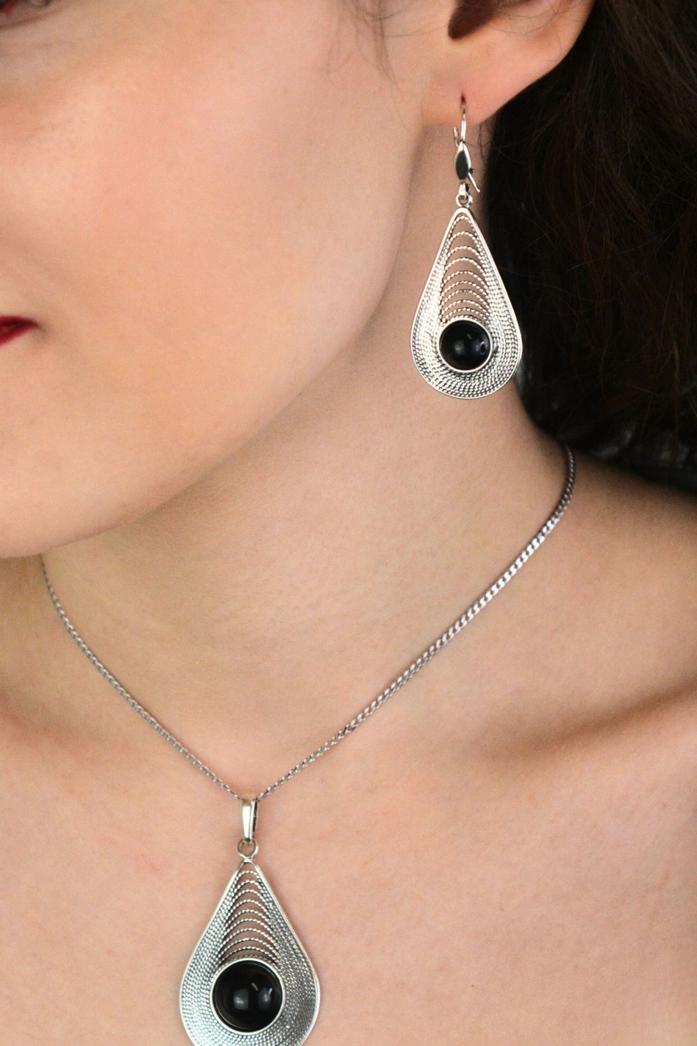 Długie kolczyki srebrne 925 DIA-KLC-13998-925 zdobione okrągłym onyksem. Wymiary 5,5 × 2,2 cm, waga 8,60 g. Eleganckie i efektowne.1.jpg