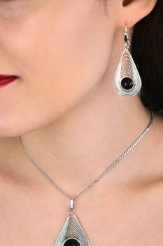 Długie kolczyki srebrne 925 DIA-KLC-13998-925 zdobione okrągłym onyksem. Wymiary 5,5 × 2,2 cm, waga 8,60 g. Eleganckie i efektowne (3).jpg