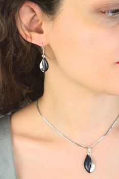 Wiszące kolczyki srebrne 925 DIA-KLC-13999-925 zdobione srebrem i kamieniem Noc Kairu. Wymiary 3,8 × 1,1 cm, waga 3,80 g. Eleganckie i subtelne (4).jpg