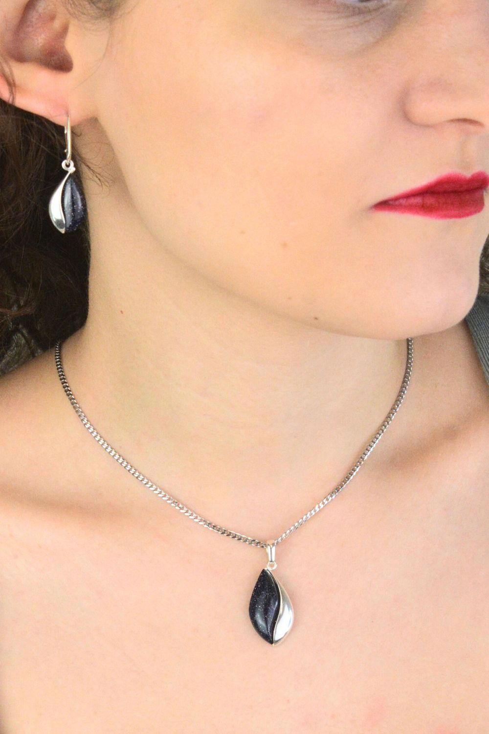 Wiszące kolczyki srebrne 925 DIA-KLC-13999-925 zdobione srebrem i kamieniem Noc Kairu. Wymiary 3,8 × 1,1 cm, waga 3,80 g. Eleganckie i subtelne.1.jpg