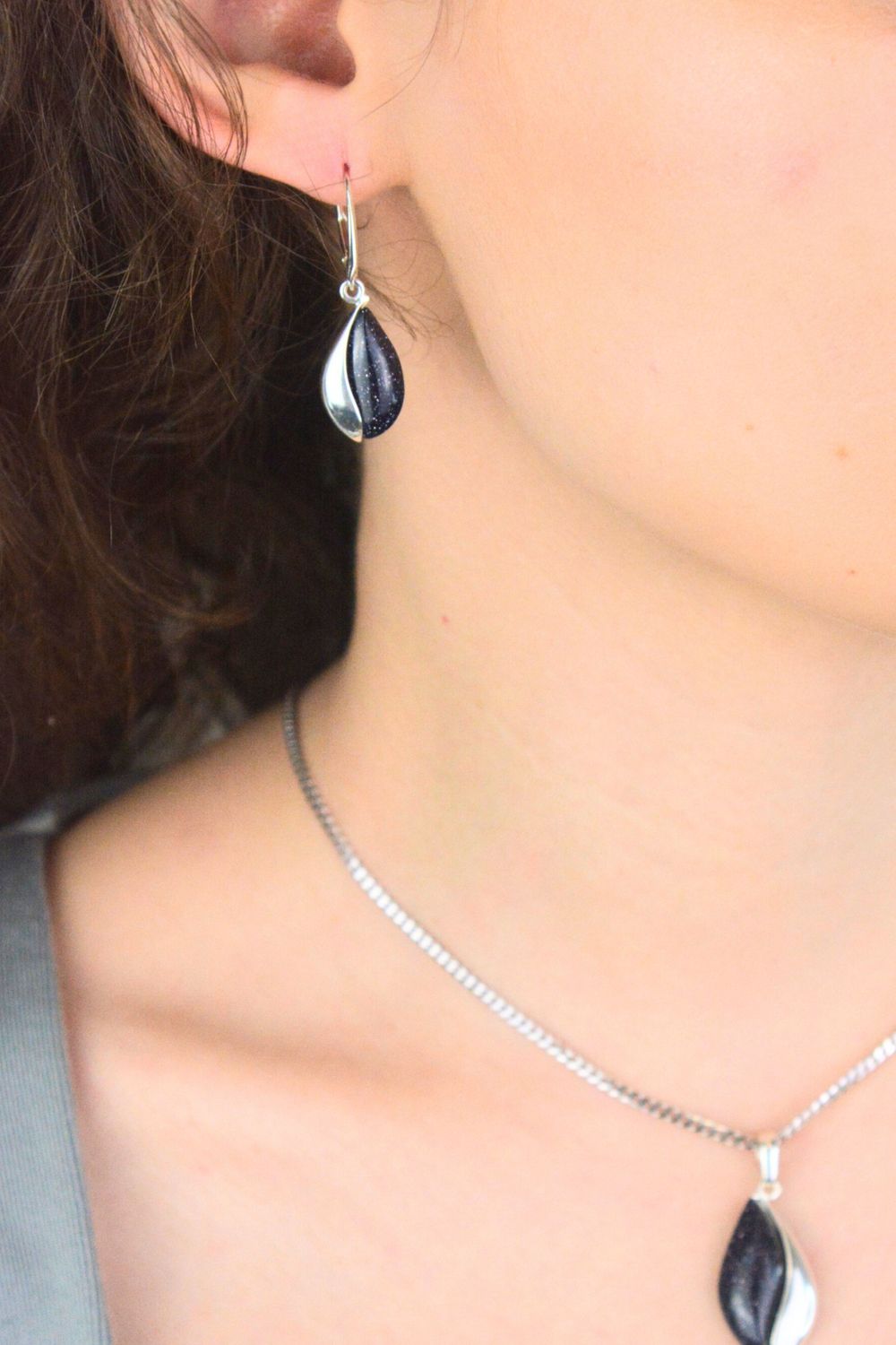 Wiszące kolczyki srebrne 925 DIA-KLC-13999-925 zdobione srebrem i kamieniem Noc Kairu. Wymiary 3,8 × 1,1 cm, waga 3,80 g. Eleganckie i subtelne.1.jpg