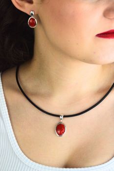 Srebrne kolczyki damskie 925 z koralem – wiszące owalne DIA-KLC-14000-925 (1).jpg