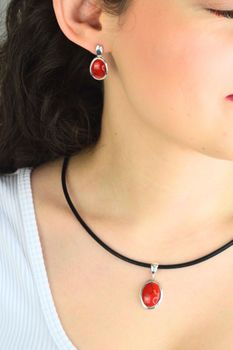 Srebrne kolczyki damskie 925 z koralem – wiszące owalne DIA-KLC-14000-925 (2).jpg