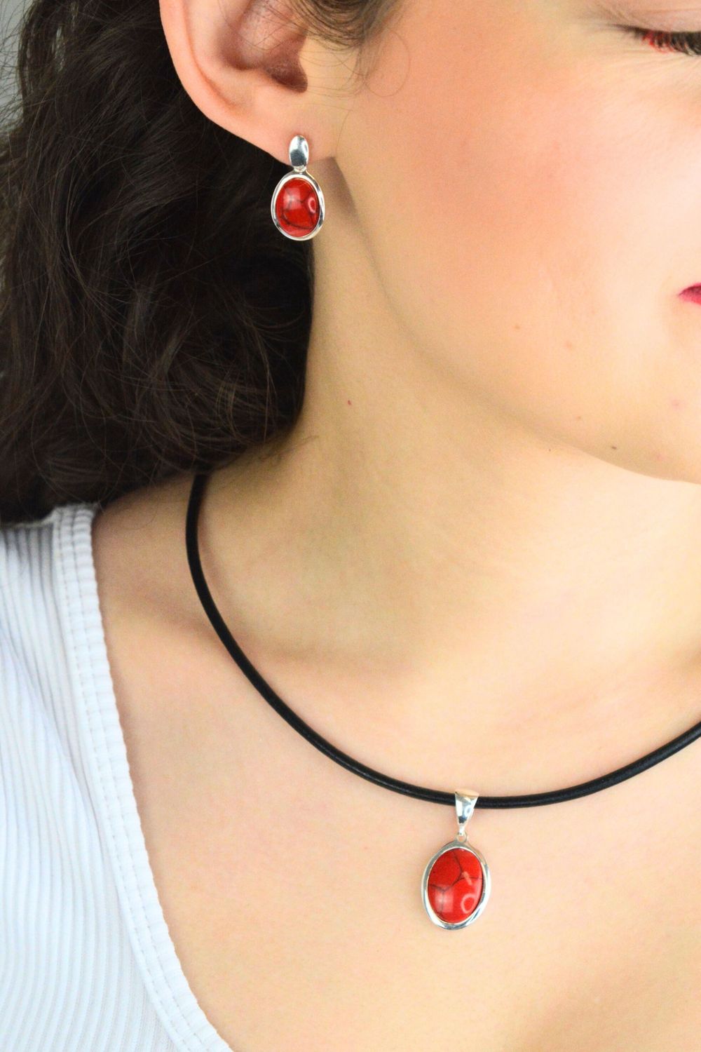 Wiszące kolczyki srebrne 925 DIA-KLC-14000-925 z owalnym kształtem i koralem. Wymiary 2,2 × 1,2 cm, waga 5,10 g. Eleganckie i subtelne.1.jpg