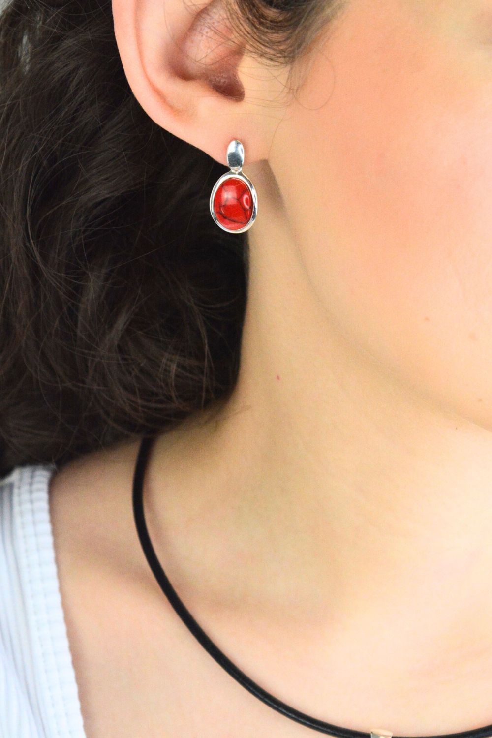 Wiszące kolczyki srebrne 925 DIA-KLC-14000-925 z owalnym kształtem i koralem. Wymiary 2,2 × 1,2 cm, waga 5,10 g. Eleganckie i subtelne.1.jpg