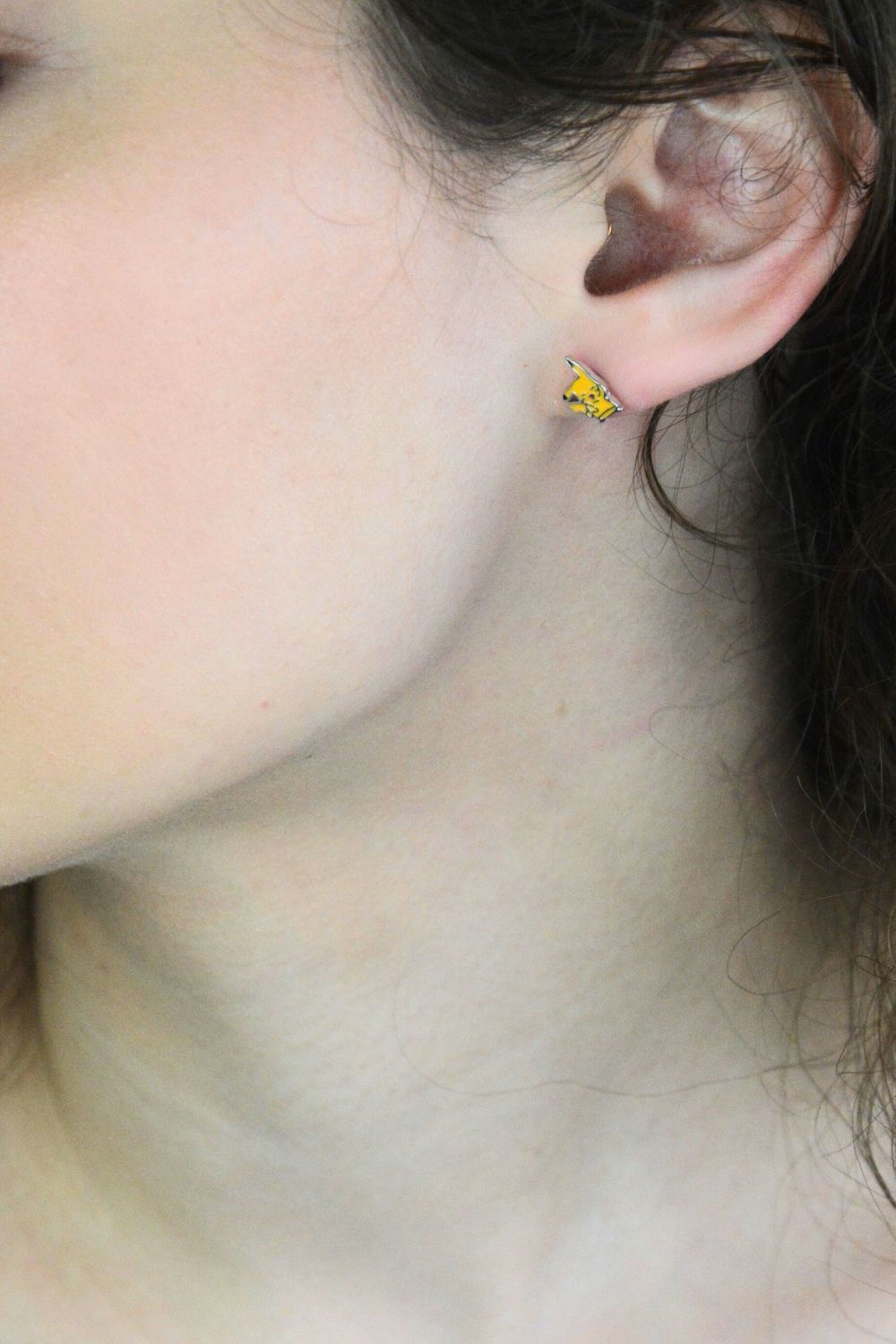 Urocze kolczyki dziecięce srebrne próby 925 w kształcie Pikachu. Model DIA-KLC-14001-925, wielkość 9 mm x 6 mm, waga 1,20 g, zapięcie na sztyft. Idealny prezent dla małych fanek Pokémonów.1.jpg